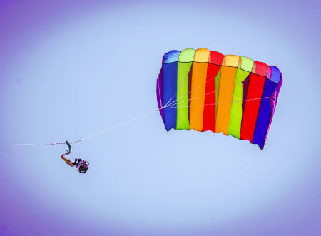Cámara fotográfica anclada a la cuerda de una cometa para realizar fotografía aérea de espacios contaminados